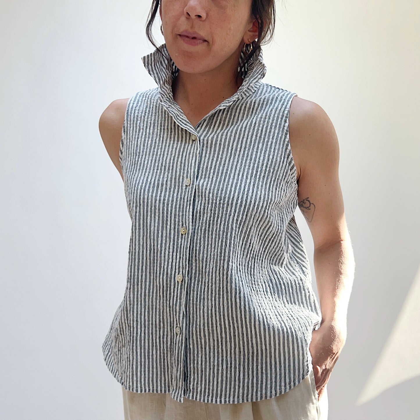 Sleeveless Shirt in White Stripe