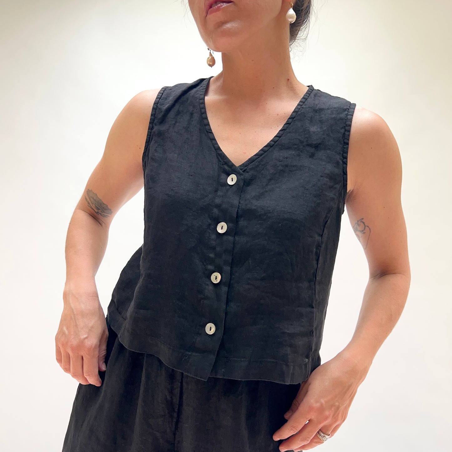 Hanky Linen Crop Vest in Black