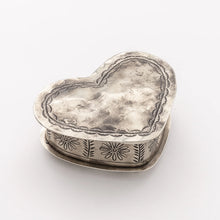 Load image into Gallery viewer, Silver Corazon Keepsake Box