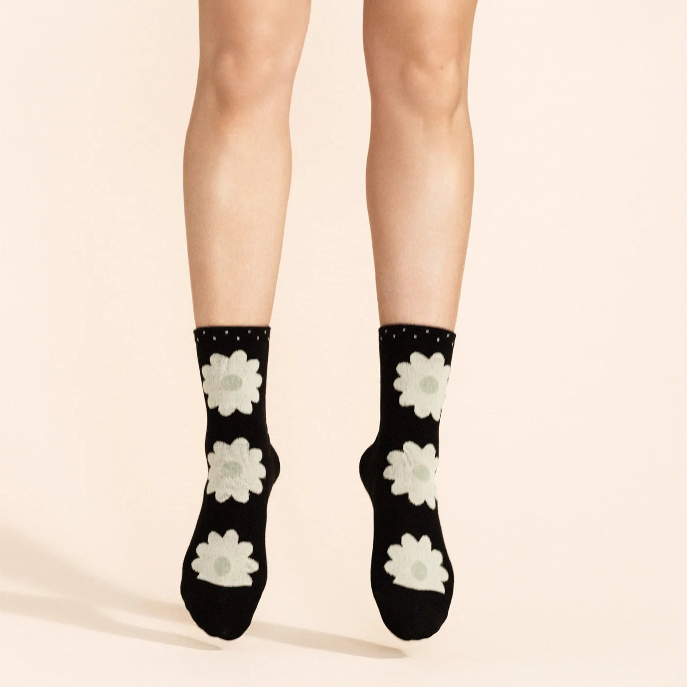 Blooming Daisy Short Crew in Black