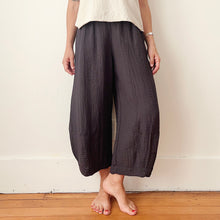 Load image into Gallery viewer, Eleven Stitch | Tucked Hem Pant in Black
