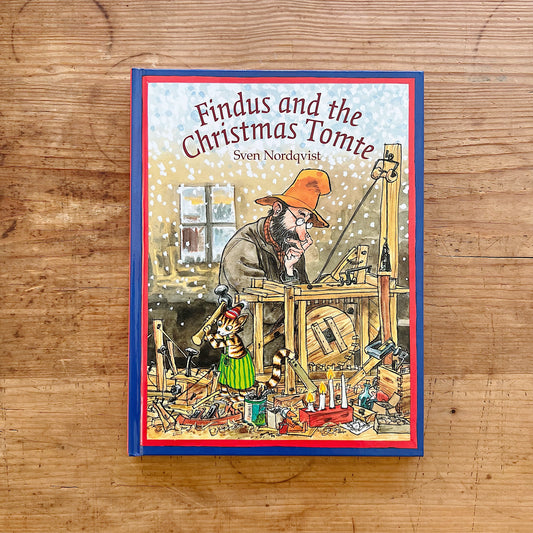 Front cover of Findus and the Christmas Tomte by Sven Nordqvist, showing Pettson and Findus beside a wooden mechanical invention.

