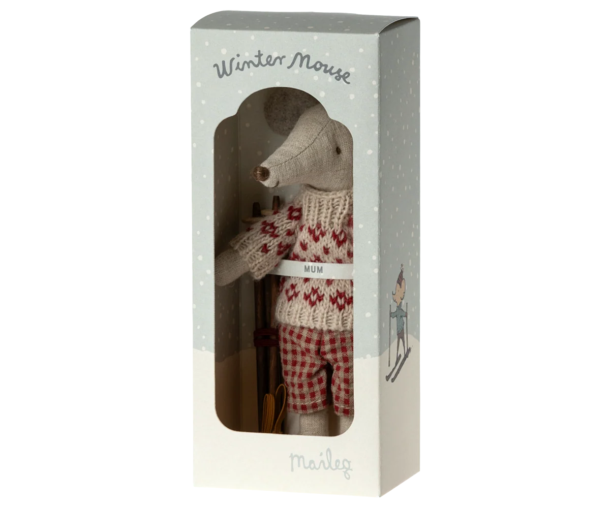 Maileg Winter Mouse Ski Mum — close-up of doll displayed inside the Winter Mouse gift box, wearing a Fair Isle sweater and gingham pants with skis and poles
