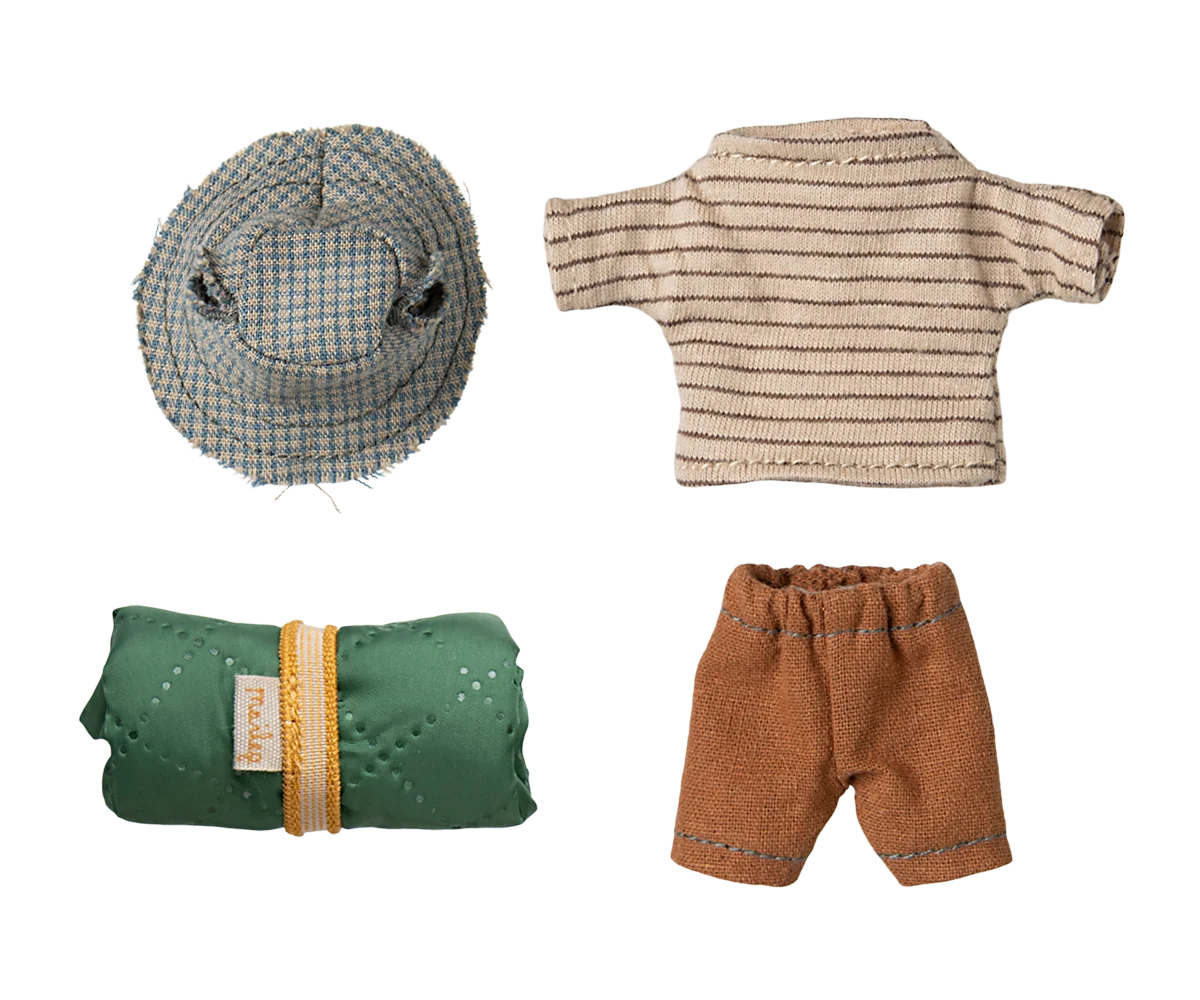 Maileg Big Brother Hiker Mouse — flat lay of included accessories: a grey tweed bucket hat, cream striped knit top, rust-orange shorts, and a rolled green quilted sleeping bag with gold elastic strap
