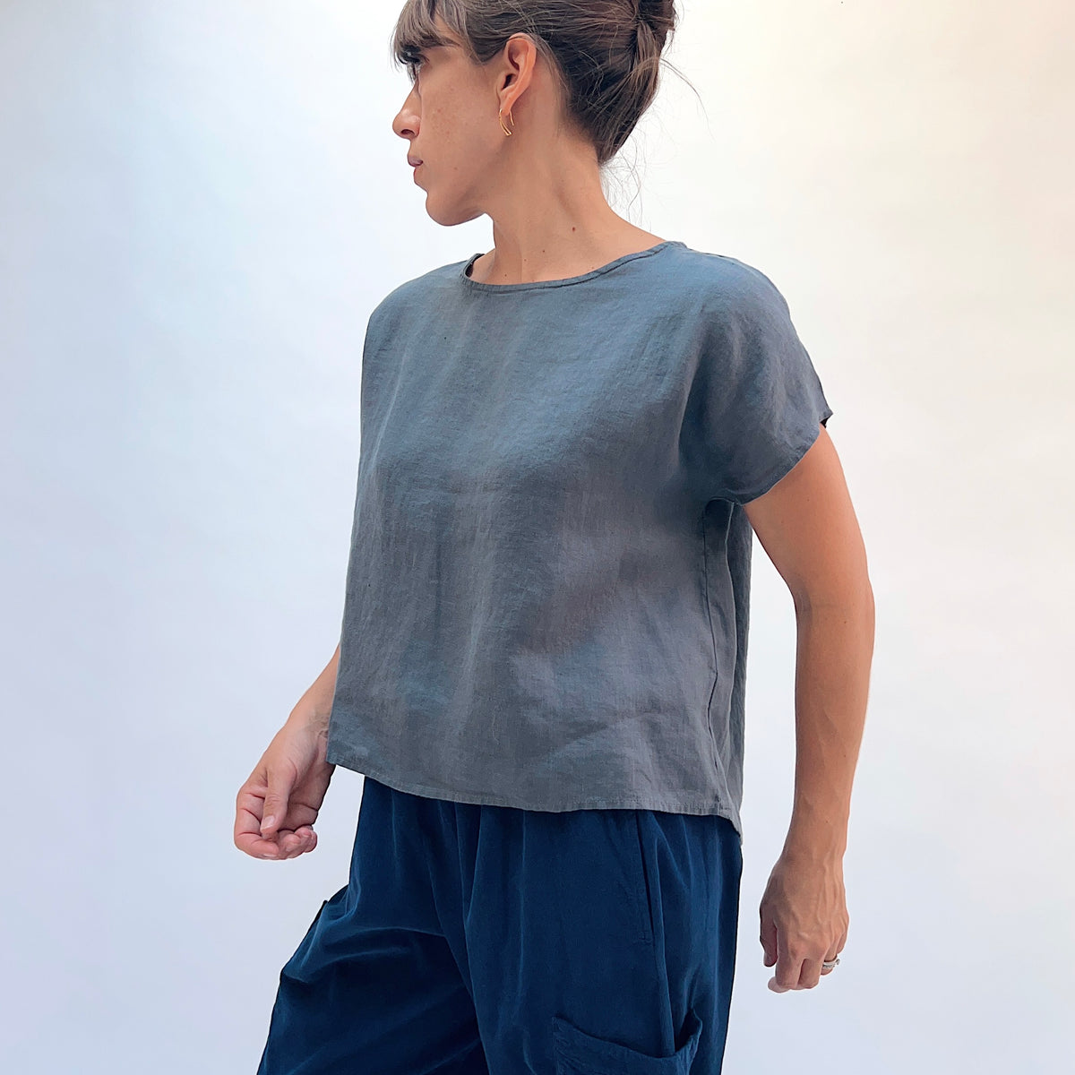 Dotter & Sons High Low Linen Tee in Pewter, side view showing the boatneck and high-low hem in pewter linen
