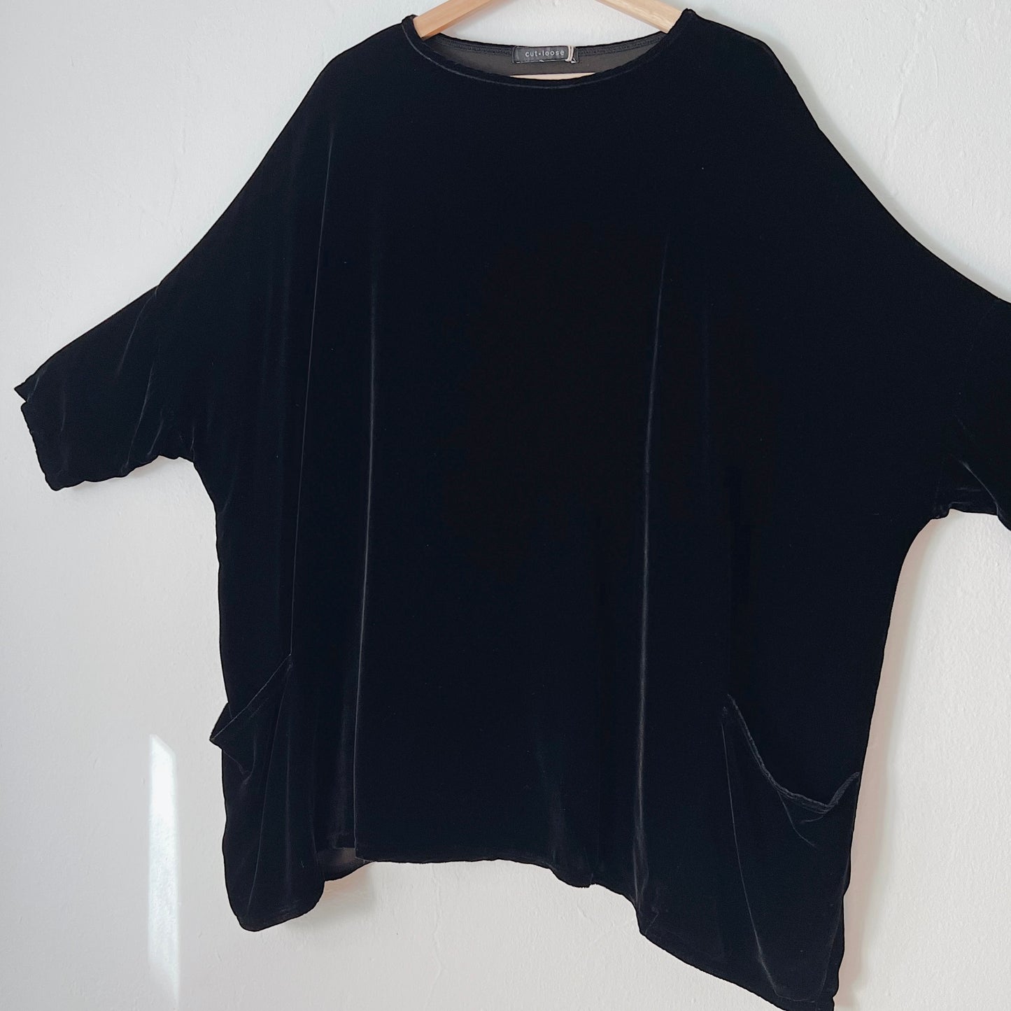Cut Loose | Velvet Two Pocket Pullover in Black