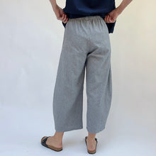 Load image into Gallery viewer, Cut Loose | Crosshatch Barrel Crop Pant in Aluminum
