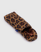 Load image into Gallery viewer, Baggu | Puffy Glasses Sleeve in Leopard
