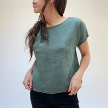 Load image into Gallery viewer, Cut Loose | High Low Linen Tee in Myrtle
