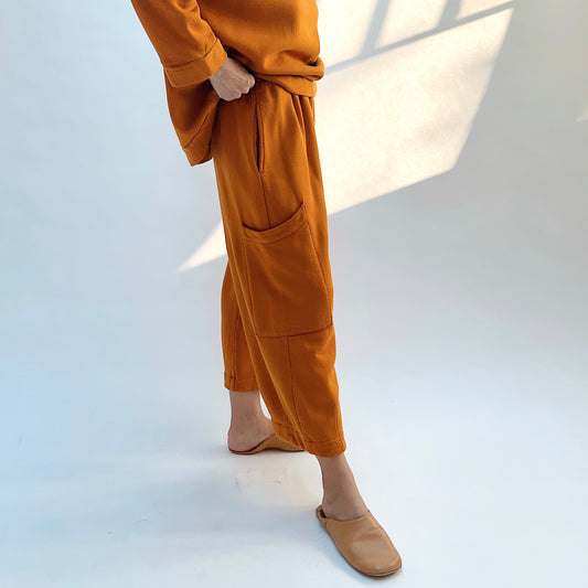 Side view of Pasha Fleece Pant in Yera, showing the elastic waistband, side pocket opening, and large thigh patch pocket.
