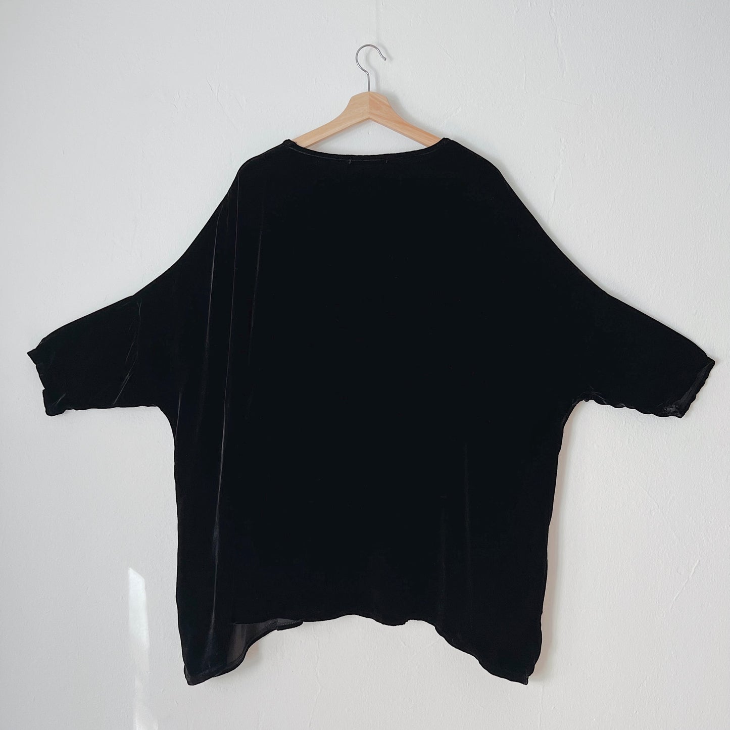 Cut Loose | Velvet Two Pocket Pullover in Black