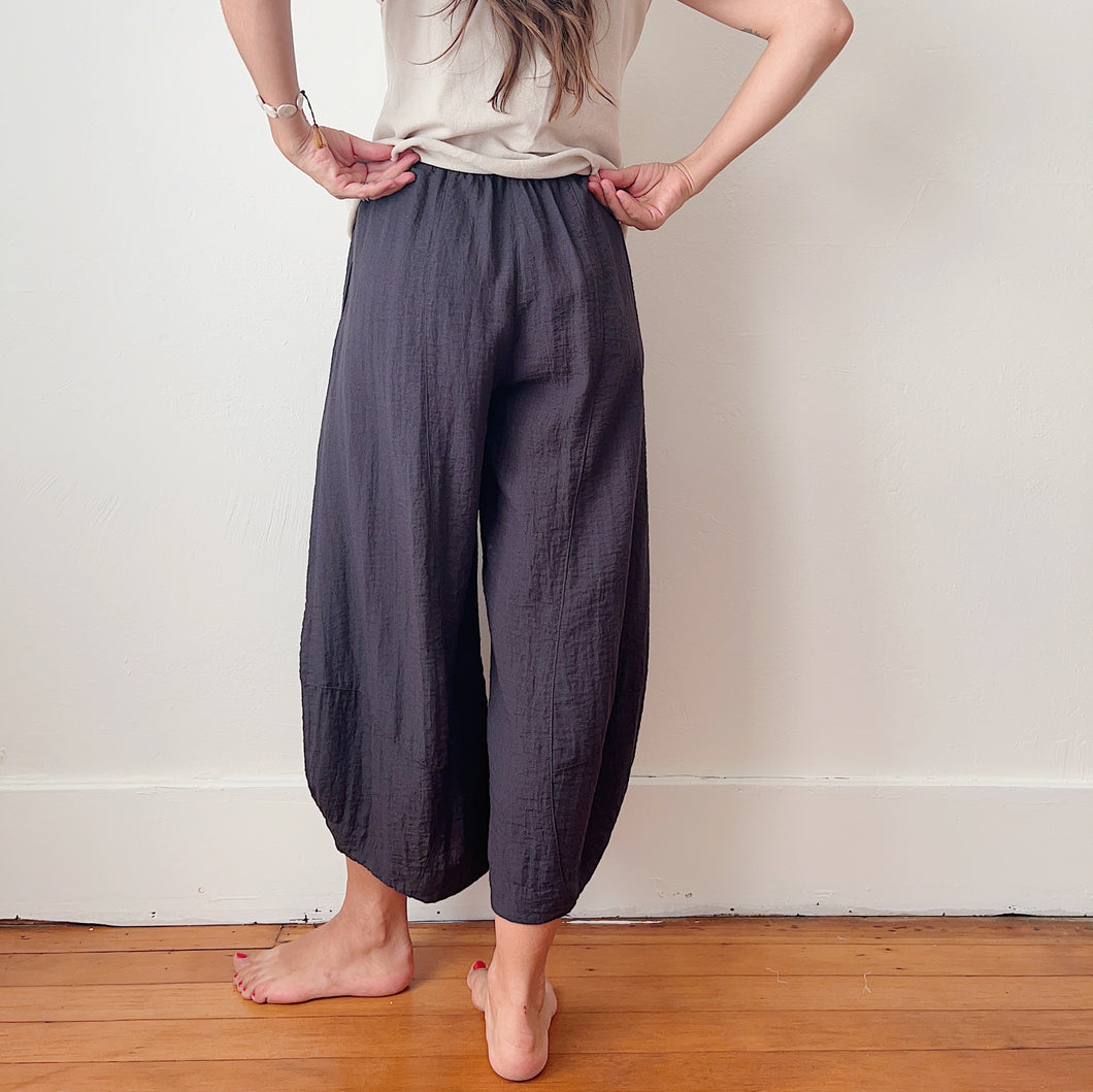 Eleven Stitch | Tucked Hem Pant in Charcoal
