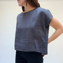 Load image into Gallery viewer, Cut Loose | High Low Linen Tee in Anthracite
