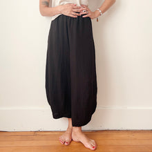 Load image into Gallery viewer, Eleven Stitch | Tucked Hem Pant in Black

