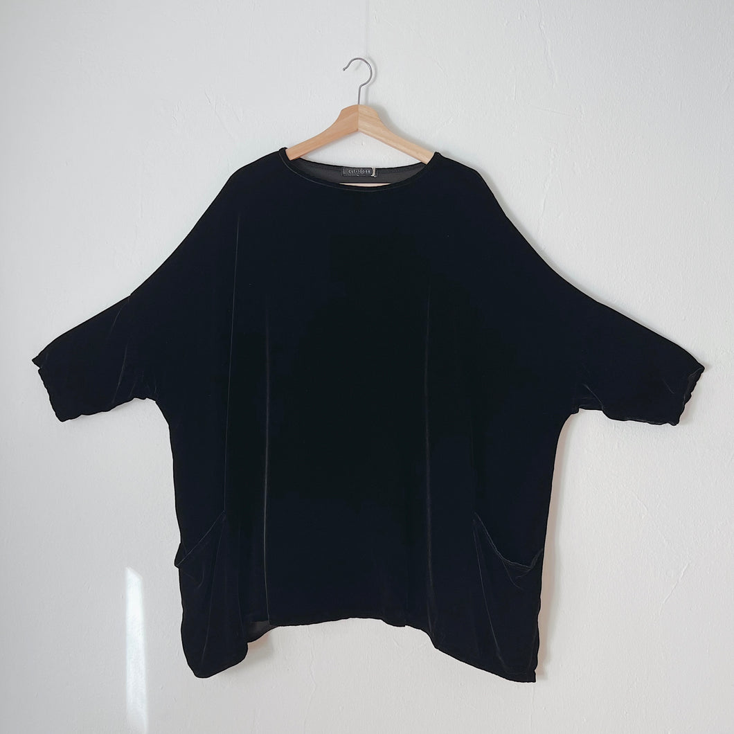 Cut Loose | Velvet Two Pocket Pullover in Black