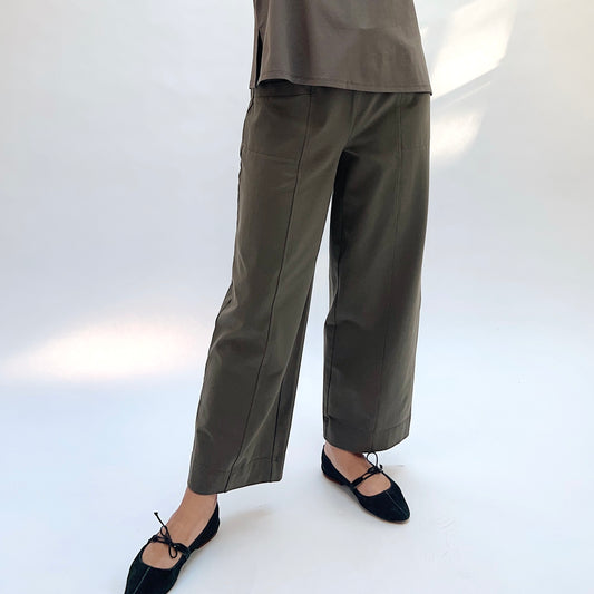 Habitat Stonewash Knit Pocket Flood Pant in Umber, front close-up showing the center front seam detail and wide-leg silhouette
