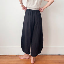 Load image into Gallery viewer, Eleven Stitch | Tucked Hem Pant in Black
