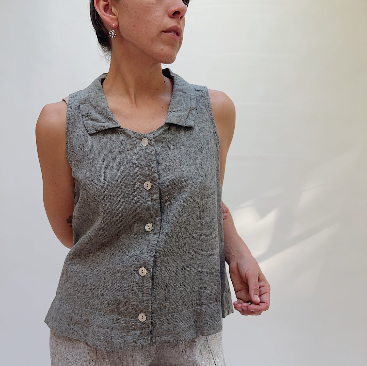 Sleeveless Shirt with Collar in Overcast Crosshatch
