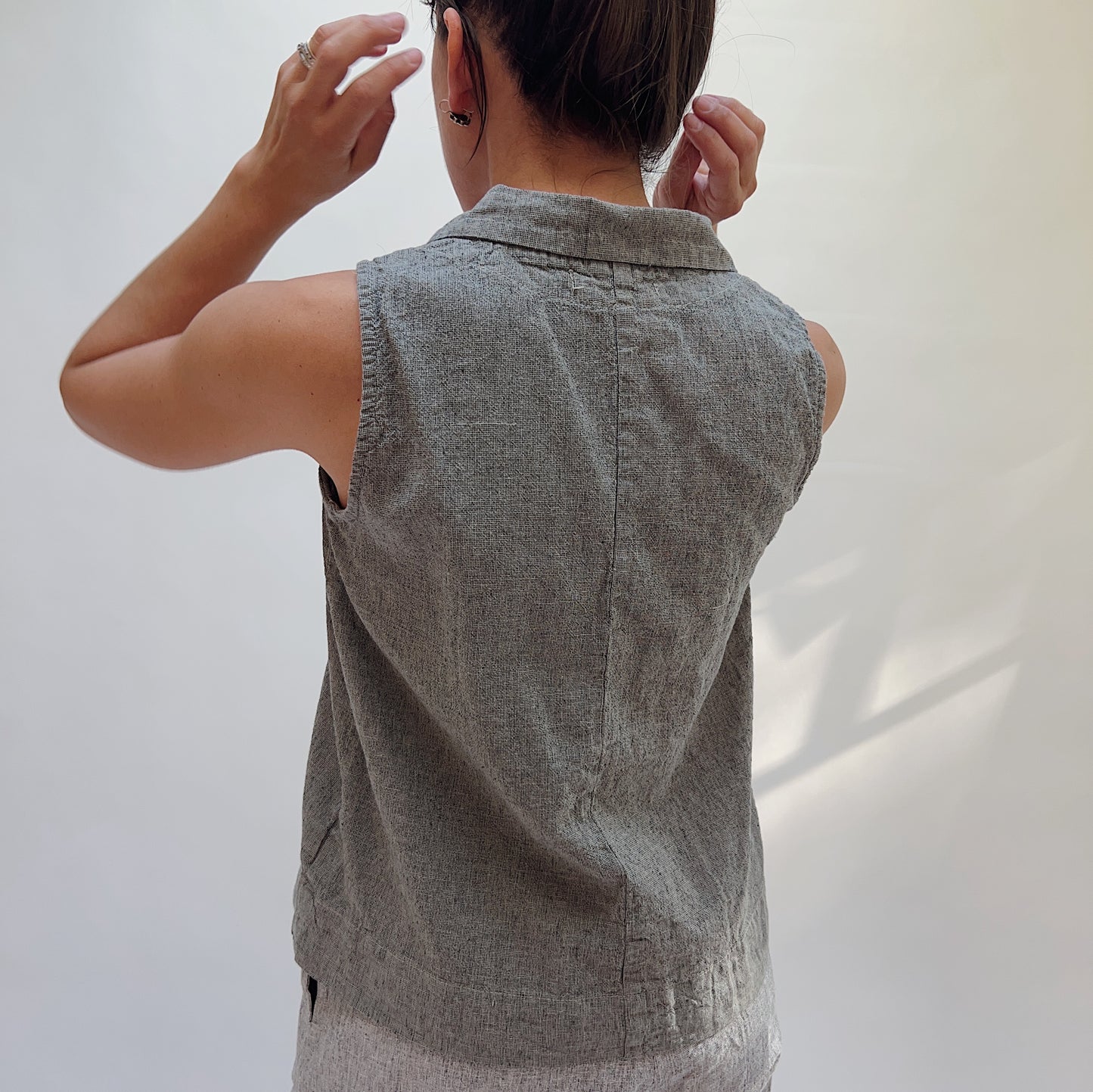 Sleeveless Shirt with Collar in Overcast Crosshatch