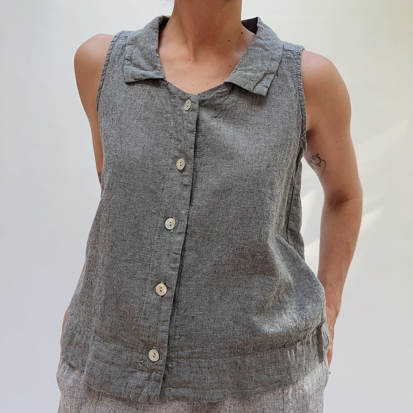 Sleeveless Shirt with Collar in Overcast Crosshatch