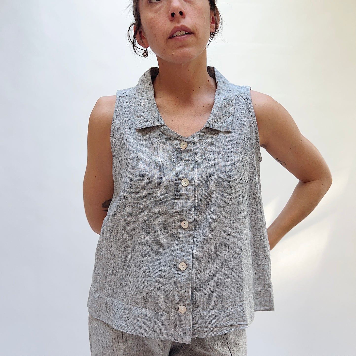Sleeveless Shirt with Collar in White Crosshatch