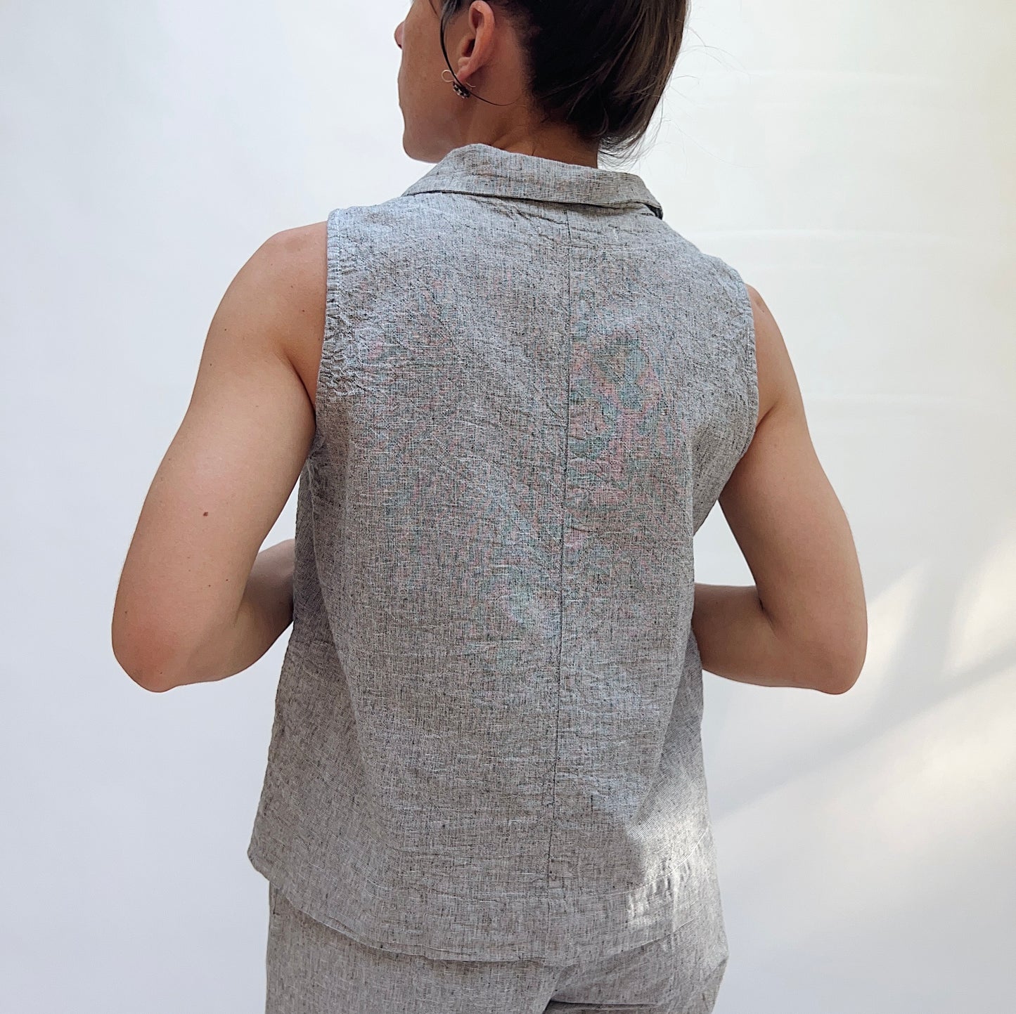 Sleeveless Shirt with Collar in White Crosshatch