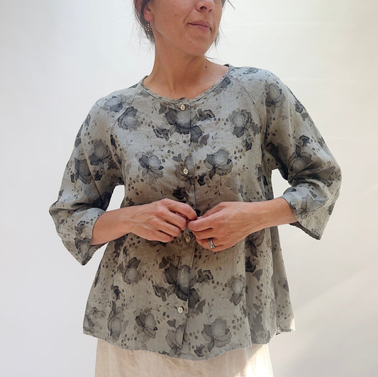 Linen Collarless Blouse in Overcast Leoni Floral Print