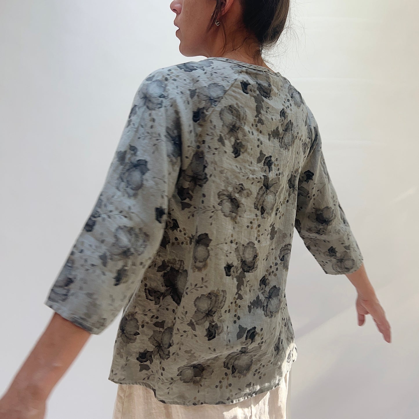 Linen Collarless Blouse in Overcast Leoni Floral Print