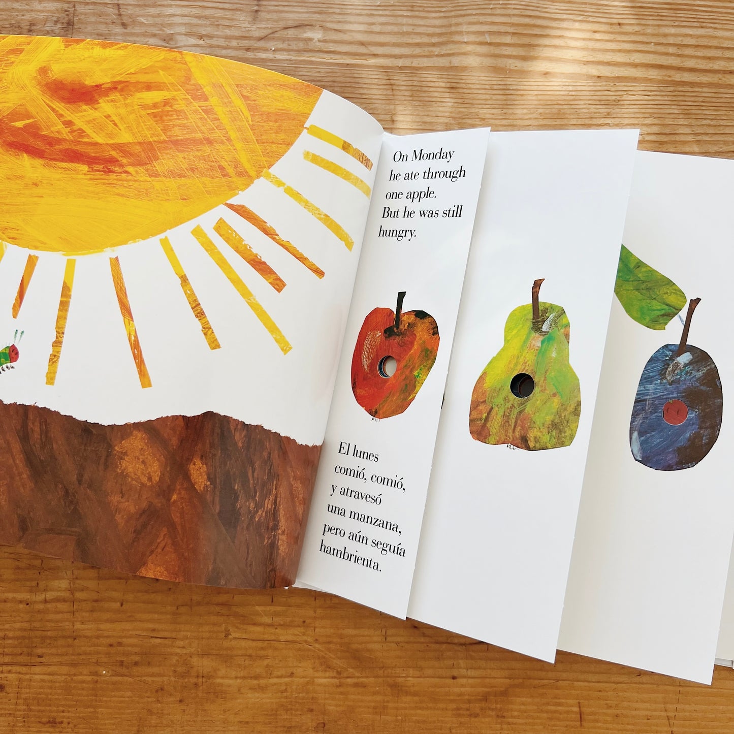 The Very Hungry Caterpillar/La oruga muy hambrienta