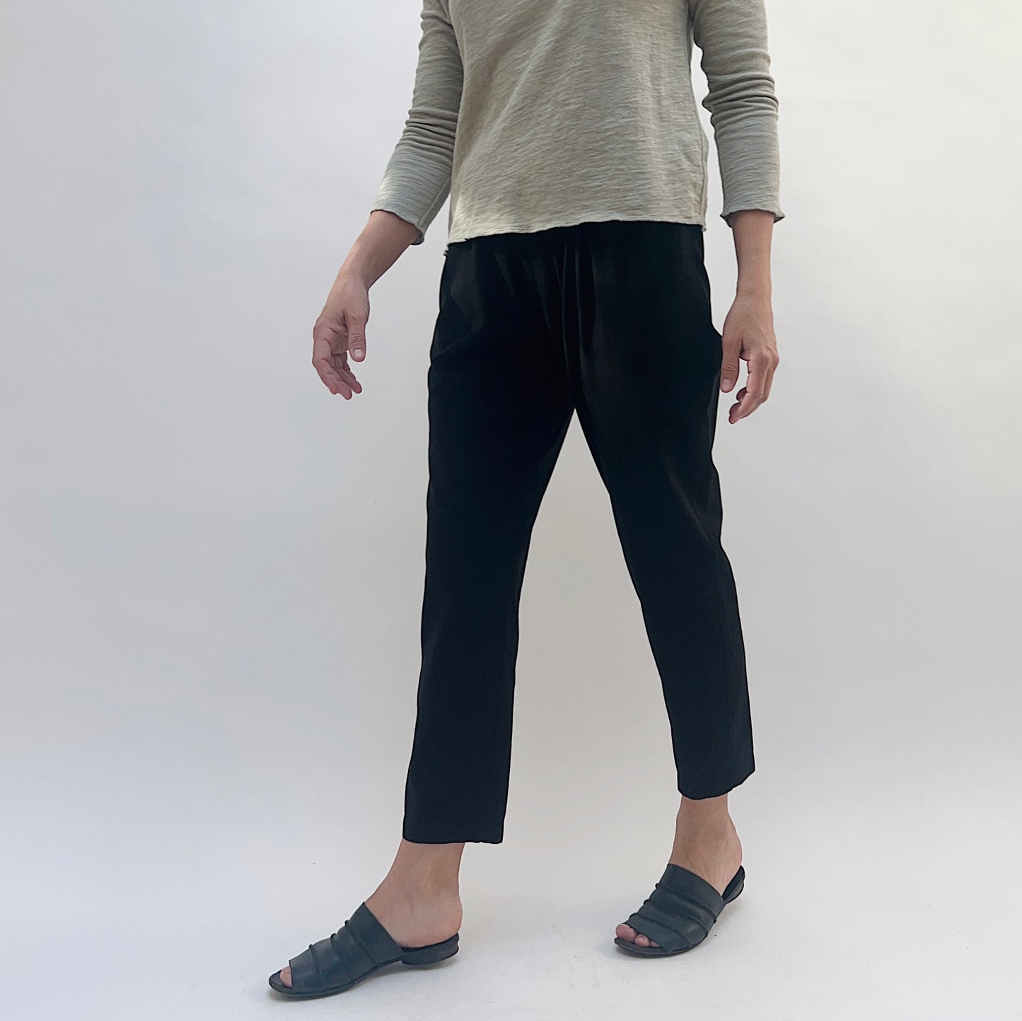 Cropped Taper Pant in Black