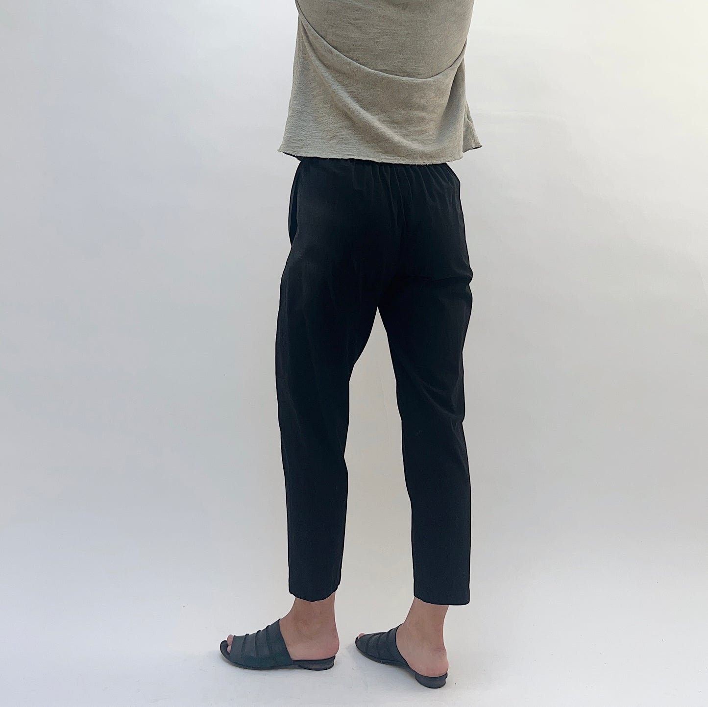 Cropped Taper Pant in Black