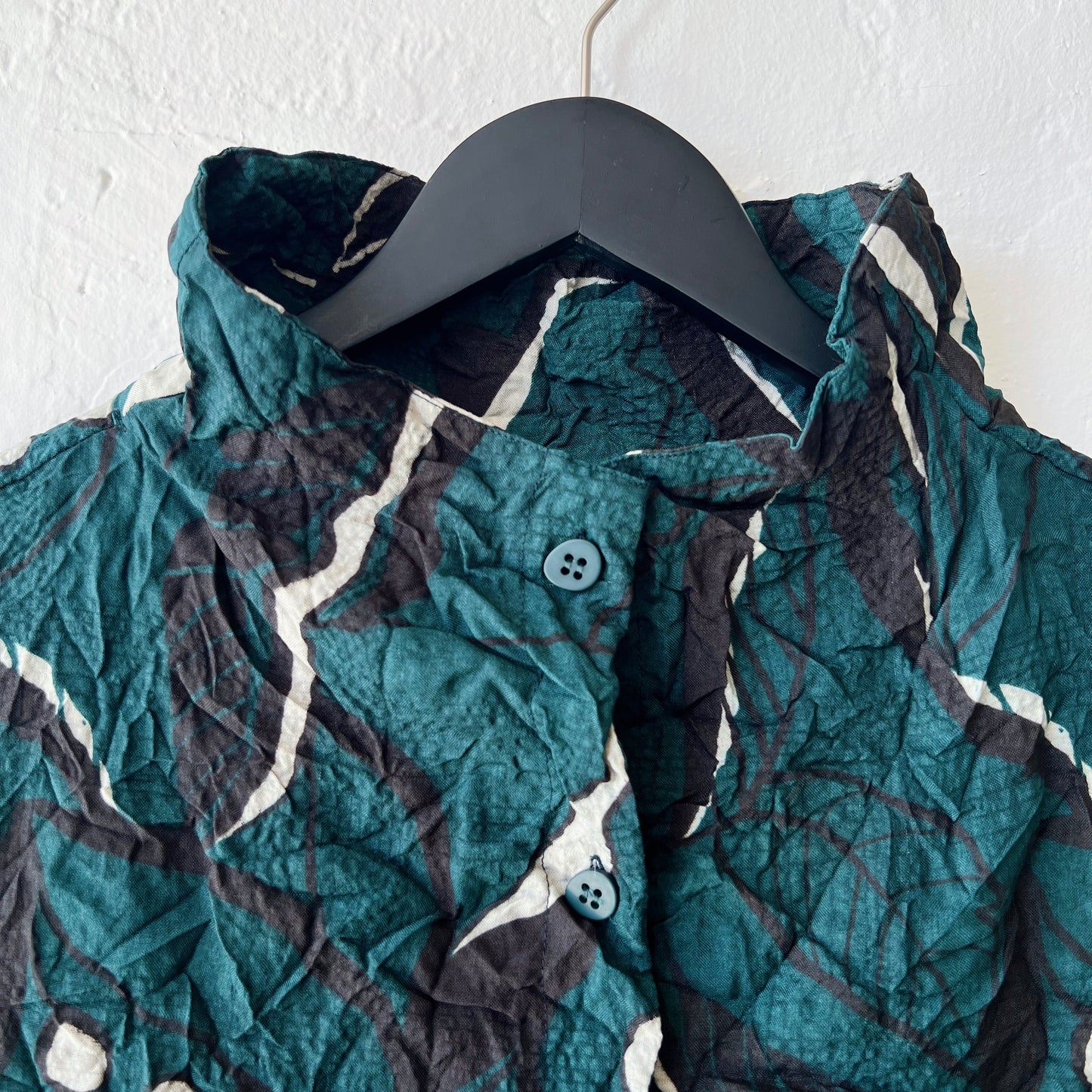 Olivia by Habitat | Crush Travel Leaves Cinched Pocket Top in Marine