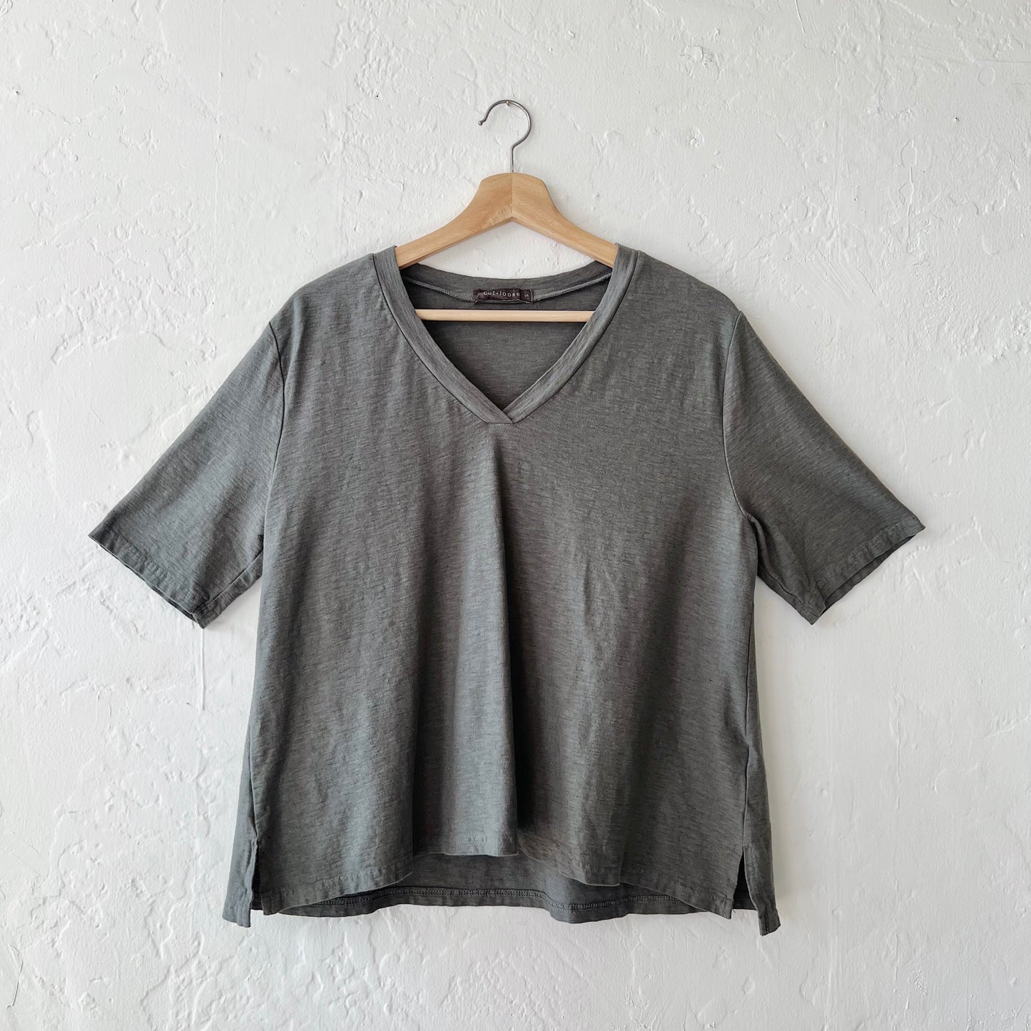 Cut Loose | V-Neck Elbow Sleeve Top in Clay