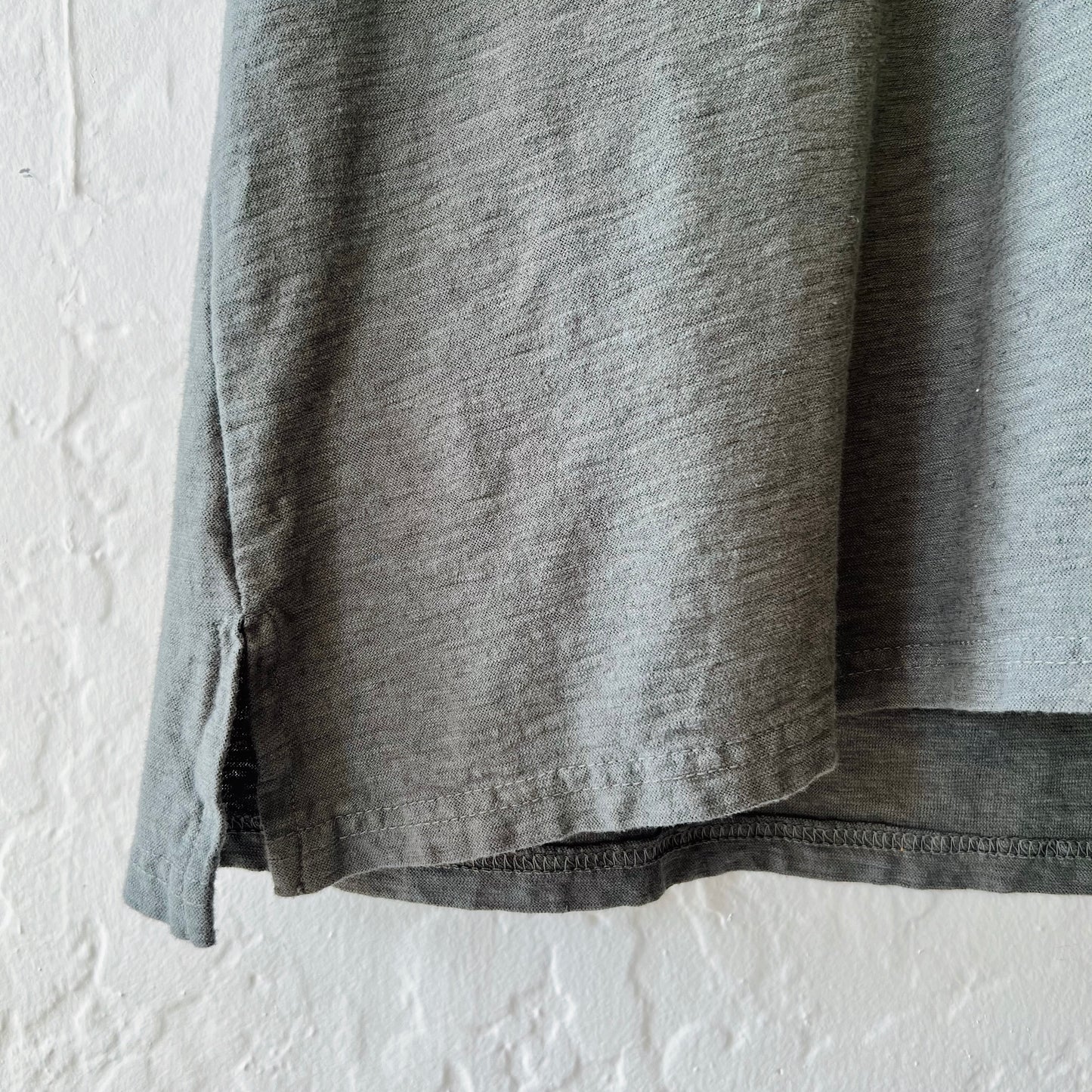 Cut Loose | V-Neck Elbow Sleeve Top in Clay