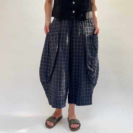 Double Pocket Pant in Stripe Crinkle Black Pearl