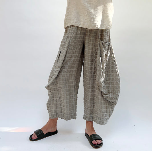 Double Pocket Pant in Stripe Crinkle Moon Rock