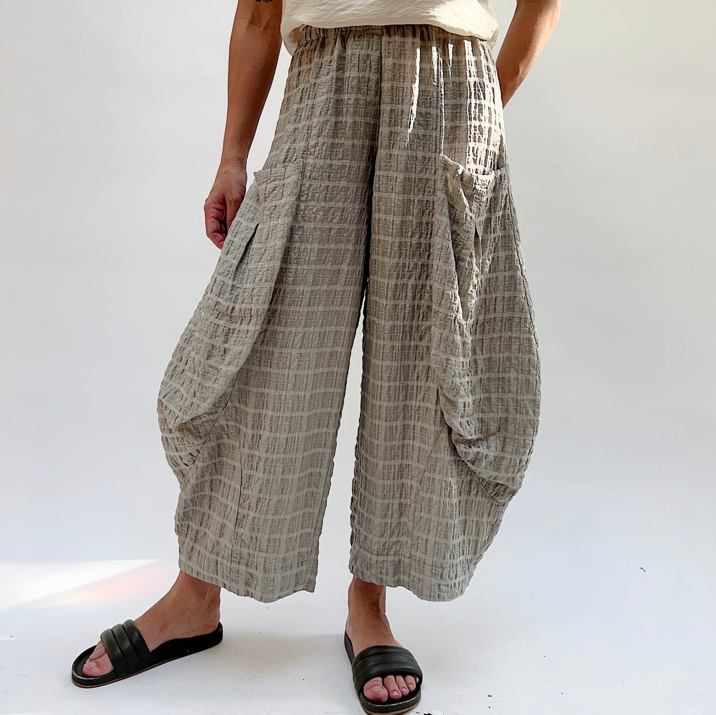 Double Pocket Pant in Stripe Crinkle Moon Rock
