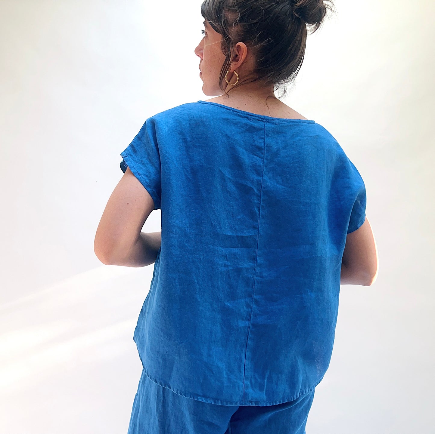 High Low Linen Tee in Vivid Blue