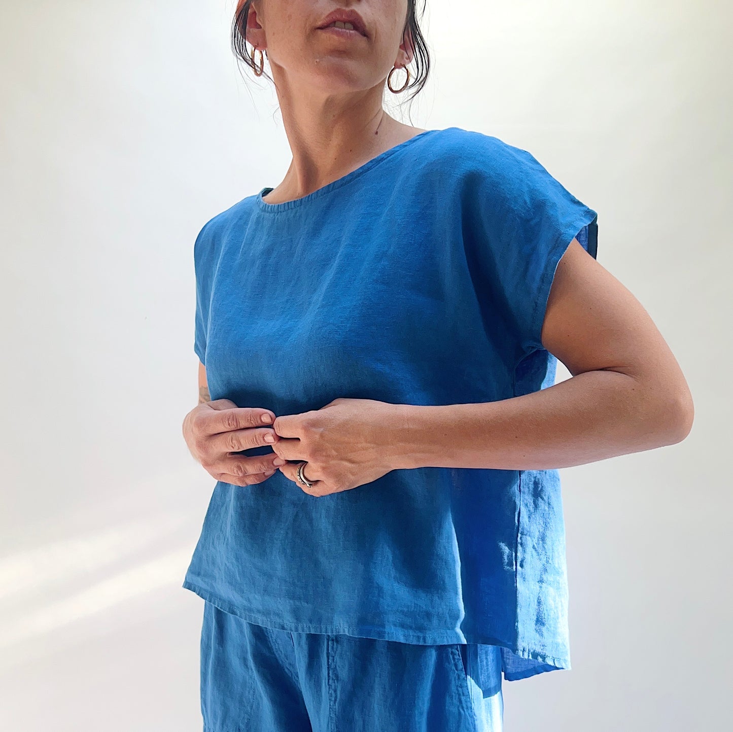 High Low Linen Tee in Vivid Blue