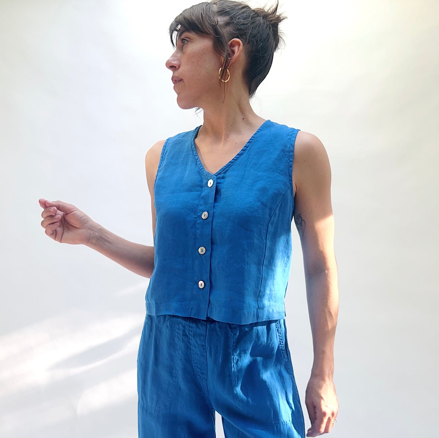 Hanky Linen Crop Vest in Vivid Blue
