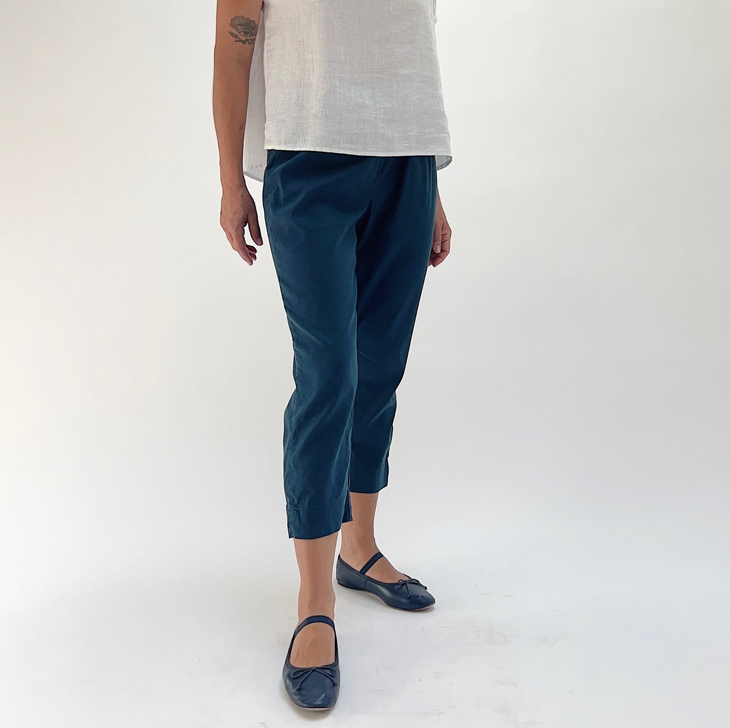 Full front view of model wearing Cut Loose linen-Tencel crop pant in Etan, showing taper from hip to ankle and side hem vent detail