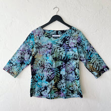 Load image into Gallery viewer, Su Placer | Giana V-Neck in Kismet Batik Print
