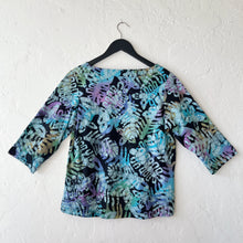 Load image into Gallery viewer, Su Placer | Giana V-Neck in Kismet Batik Print
