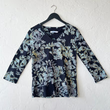 Load image into Gallery viewer, Su Placer | Giana V-Neck in Midnight Batik Print
