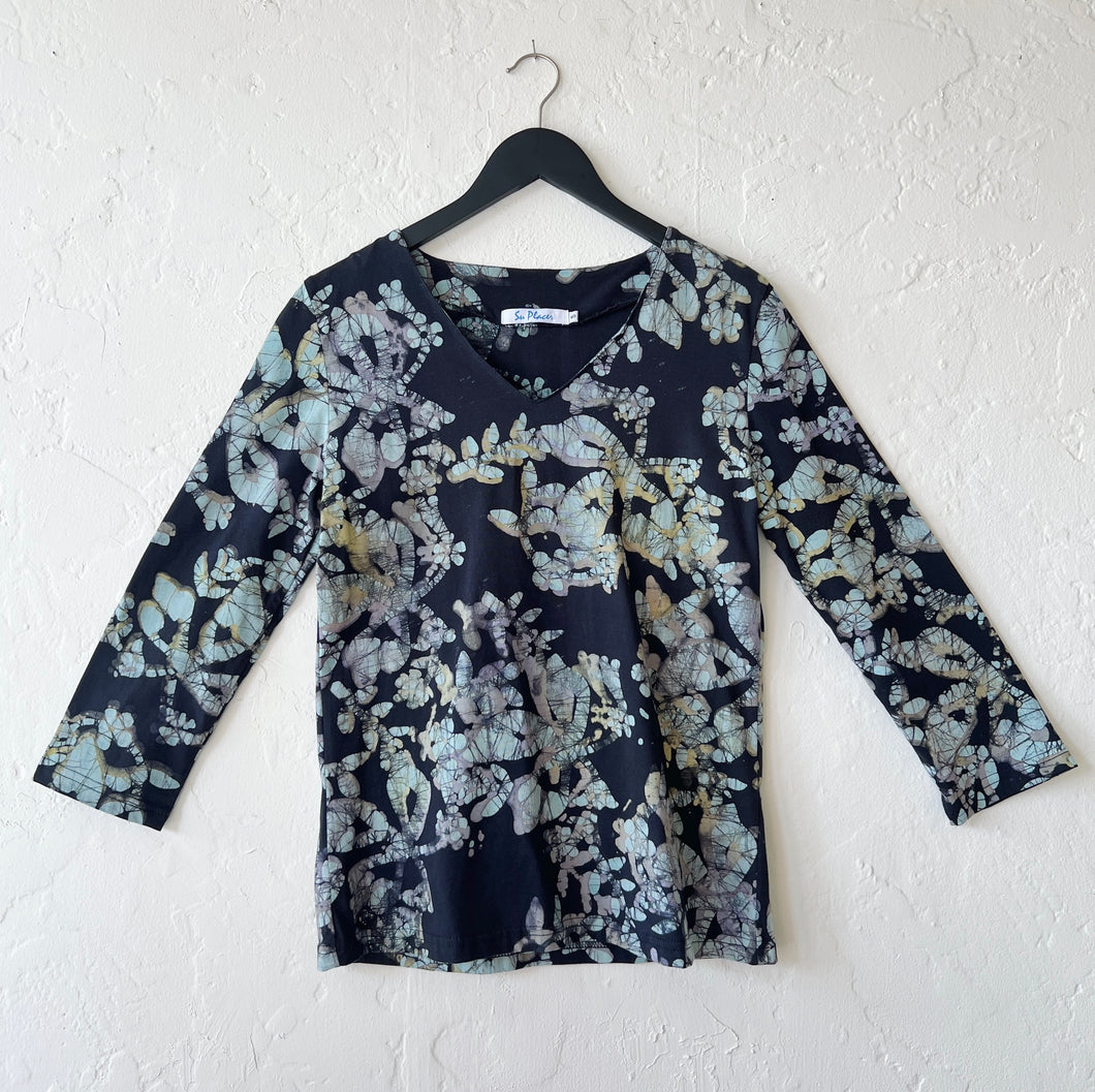 Su Placer | Giana V-Neck in Midnight Batik Print