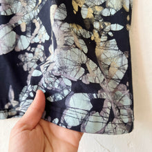 Load image into Gallery viewer, Su Placer | Giana V-Neck in Midnight Batik Print
