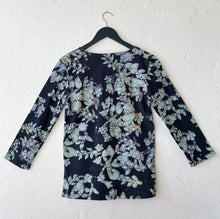 Load image into Gallery viewer, Su Placer | Giana V-Neck in Midnight Batik Print
