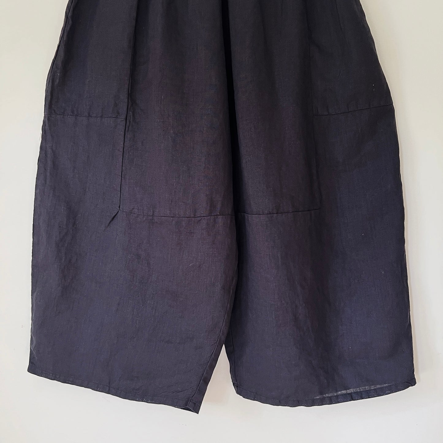 Cut Loose | Hanky Linen Balloon Crop Pant in Lights Out