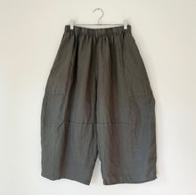 Load image into Gallery viewer, Cut Loose | Hanky Linen Balloon Crop Pant in Clay
