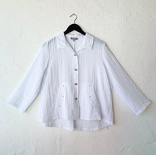 Load image into Gallery viewer, Express Travel Solid Pleat Back Jacket in White
